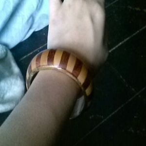 A cute vintage wooden bangle