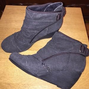 Blowfish Charcoal Gray Fabric Booty Wedge. Size 8.