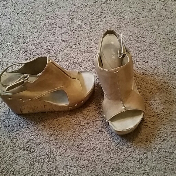 Tan/nude wedges