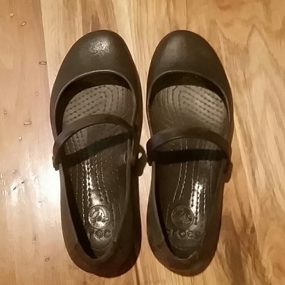 Brown crocs