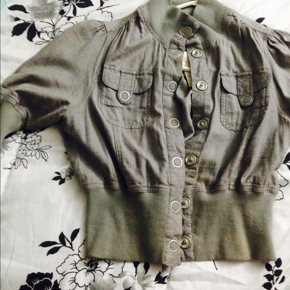 Grey button up quarter sleeve blazer