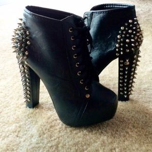 Size 7.5 spike boots