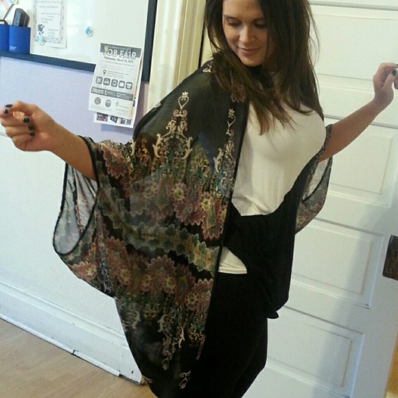 Black and floral kimono - Picture 4 of 4