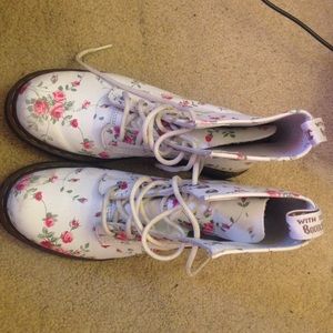 White floral dr. Martens