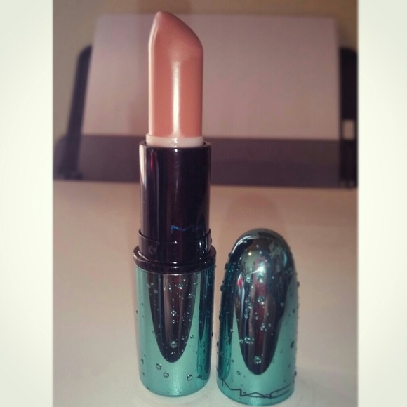 MAC Alluring Aquatics Lipstick  (enchanted one)