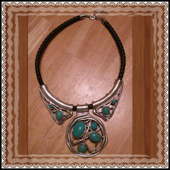 Jewelry - Gorgeous Statement Necklace!!