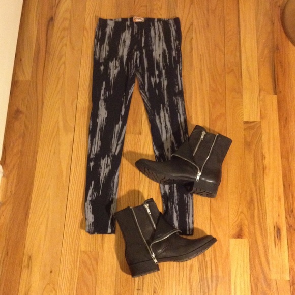 Mudd paint brush print leggings gray and black