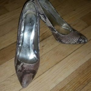 Snakeskin Print Pumps