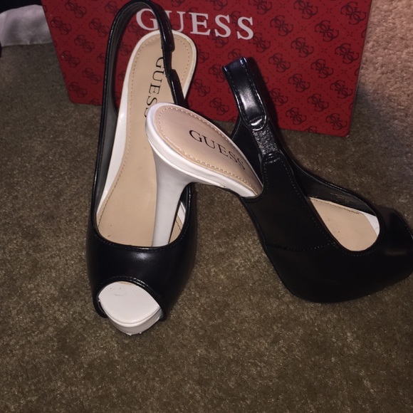 🚫BUNDLED🚫Beautiful black and white heels - Picture 2 of 4