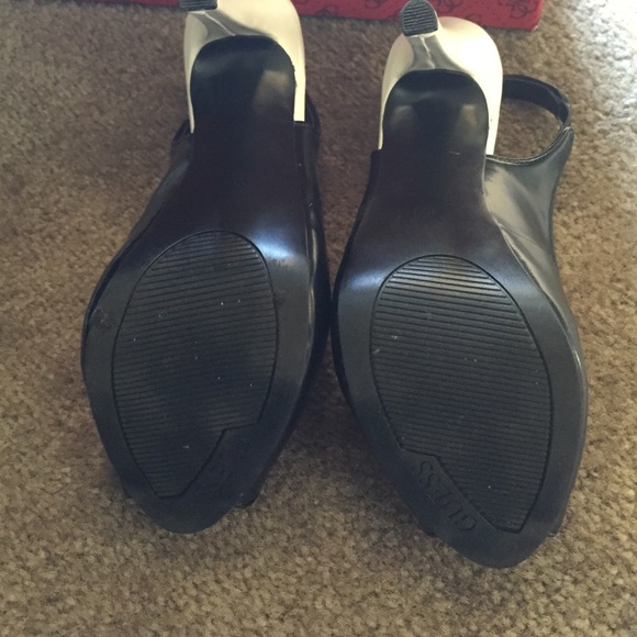 🚫BUNDLED🚫Beautiful black and white heels - Picture 3 of 4