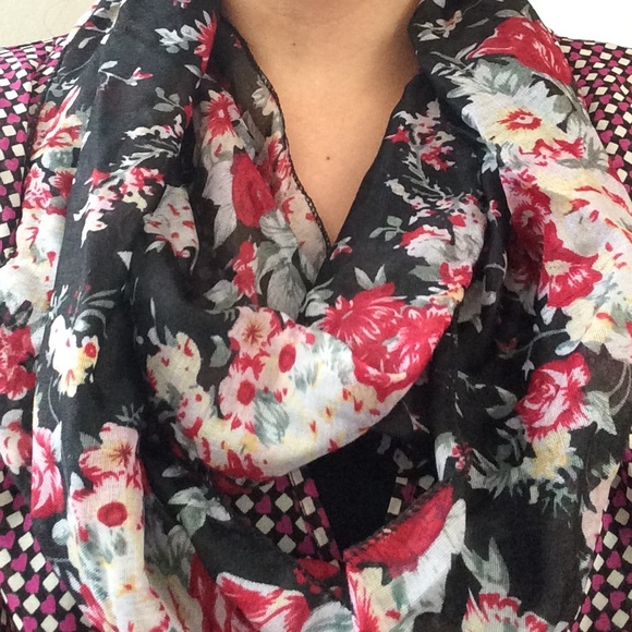 Accessories - 🔻Clearance Black flower infinity scarf 💕