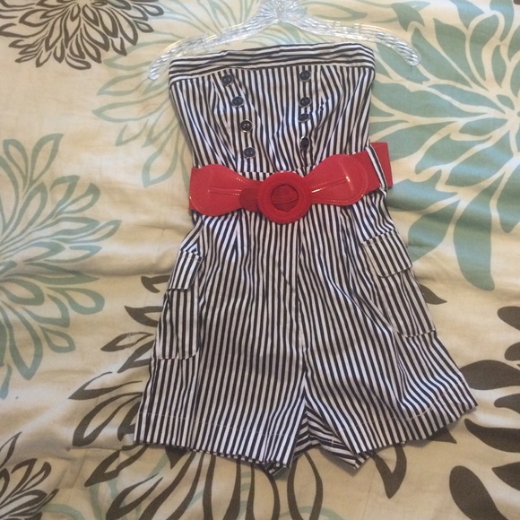 (HOLDING) Black & White Striped Romber w/ Red Belt