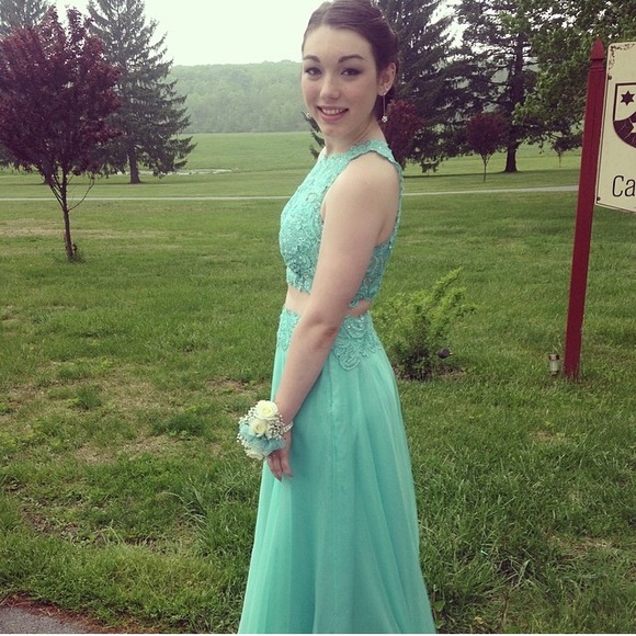 BEAUTIFUL 2 PIECE PROM DRESS