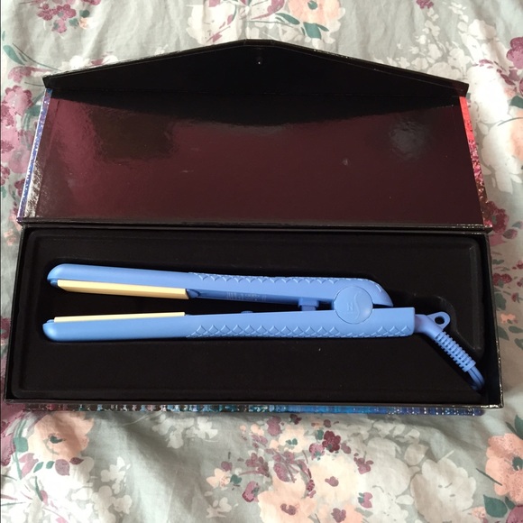 BRAND NEW HERSTYLER FLAT IRON