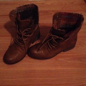 Lace up low boots
