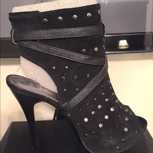 nYLa peep toe sandal NWOT