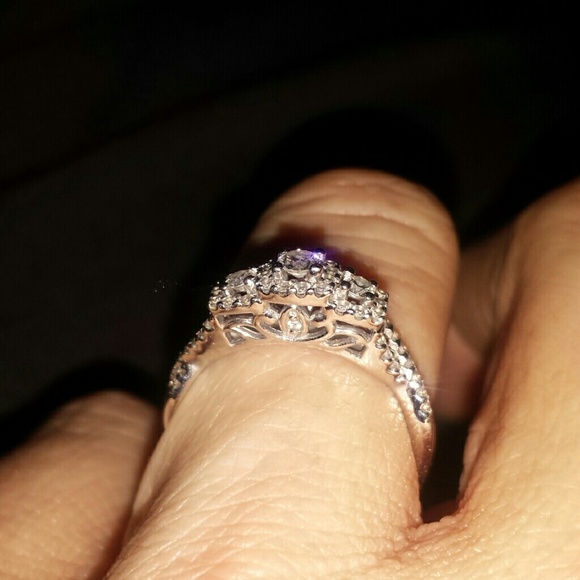 Engagement ring - Picture 3 of 3
