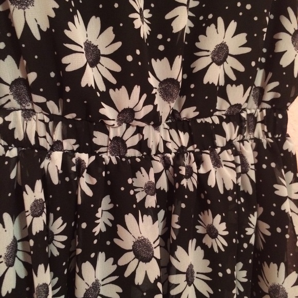 Black and white flower dress. - Picture 2 of 4