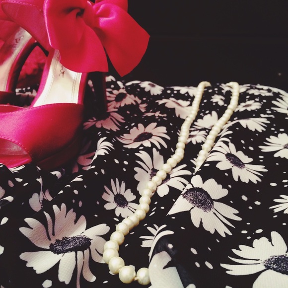 Black and white flower dress. - Picture 3 of 4