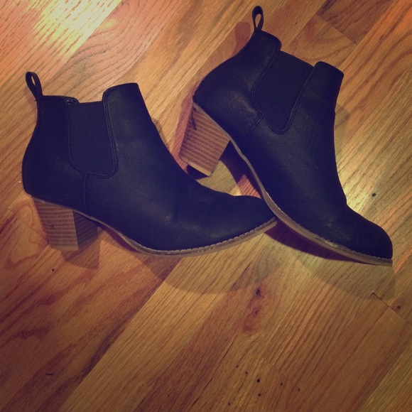 Old Navy Black Booties size 7