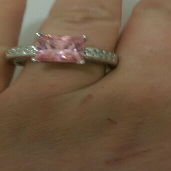 Beautiful pink diamond 10 k size 6 - Picture 1 of 2