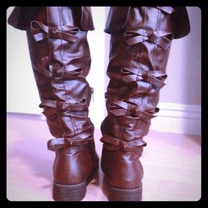 BRAND NEW BOW BACK BROWN KNEE HIGH BOOTS. size 6