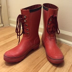 Red lace up Hunter rain boots!!