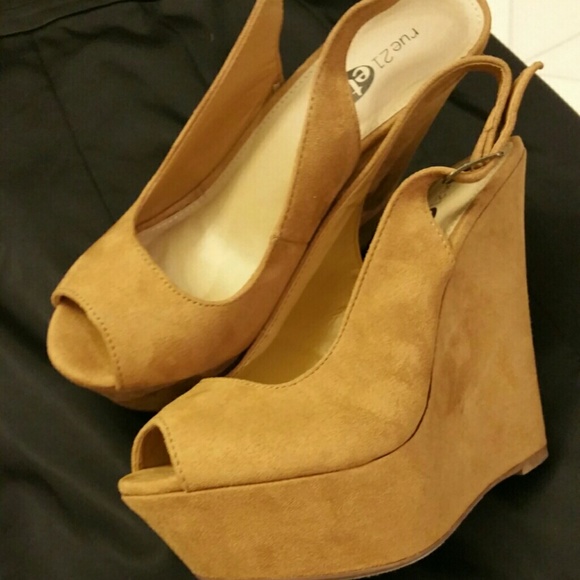 S O L D locally 💖Wedge suede sandal💖 - Picture 1 of 3