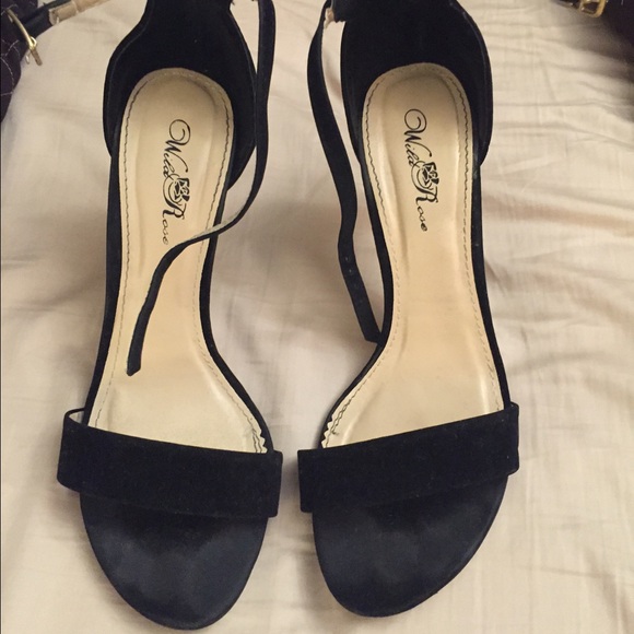 Gold heel stilettos $5 with purchase - Picture 3 of 4