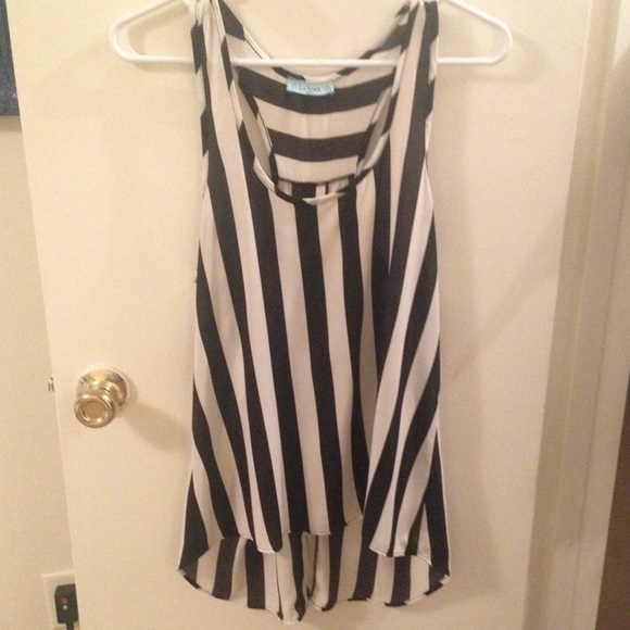High low tank top⚫️⚪️ - Picture 1 of 3