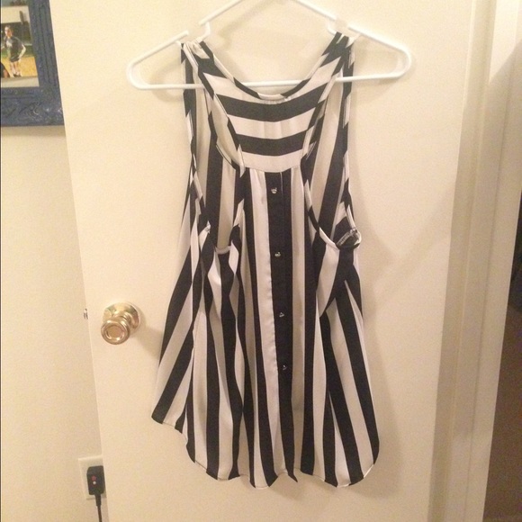 High low tank top⚫️⚪️ - Picture 2 of 3