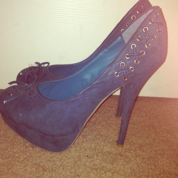 Blue pumps