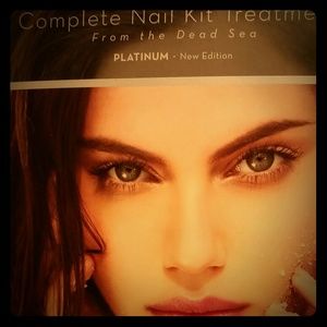 Complete Nail Kit Treatment- Platinum Edition