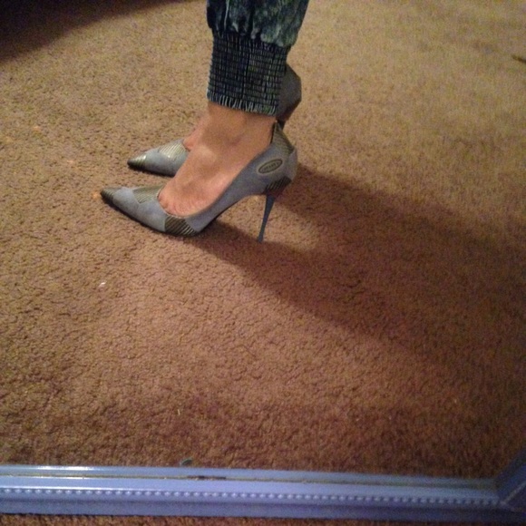🔴SALE til 12am!💠Casadei suede bluish/grey pump💠 - Picture 2 of 4