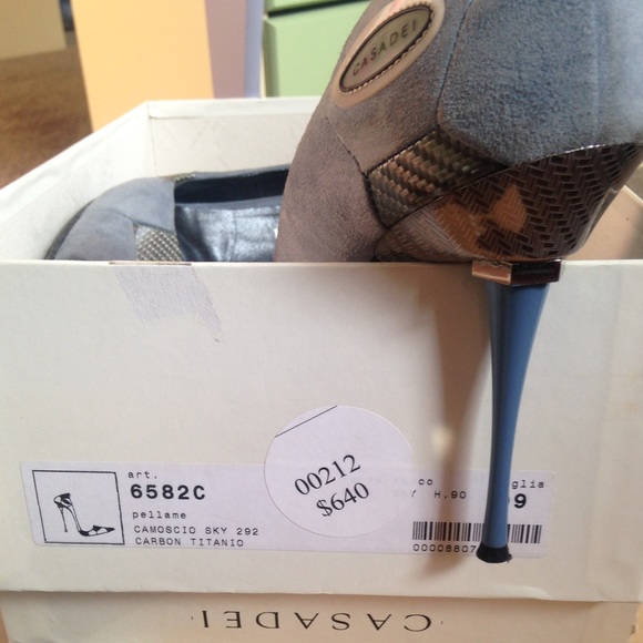 🔴SALE til 12am!💠Casadei suede bluish/grey pump💠 - Picture 4 of 4