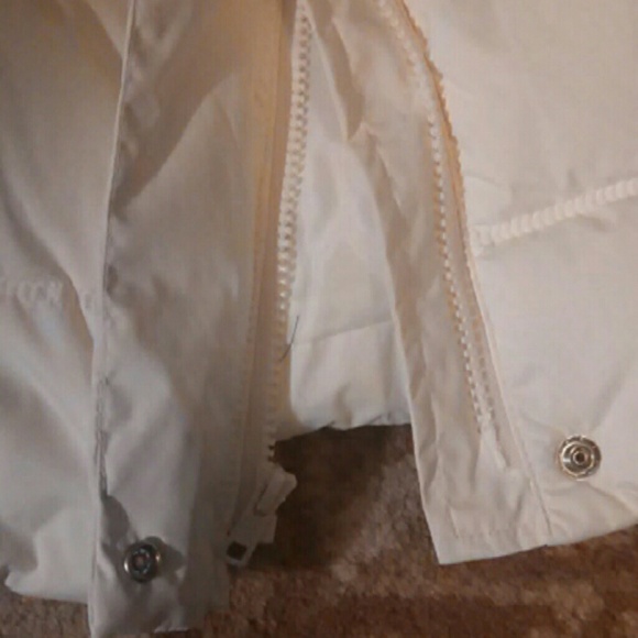 White Gap Puffer Vest - Picture 3 of 4