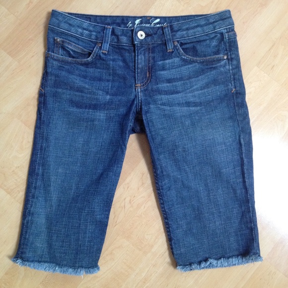 Juicy Couture Frayed Denim Capris // Sz 28