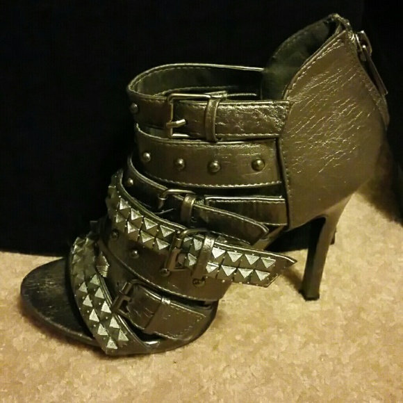 🎁Sold : Studded heels - Picture 2 of 4