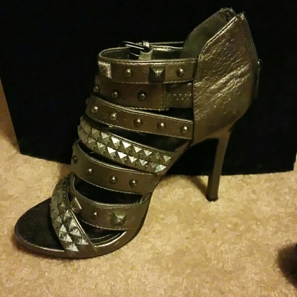 🎁Sold : Studded heels - Picture 3 of 4