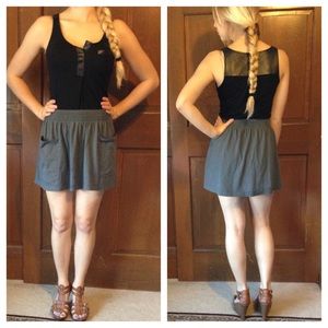 Gray elastic waited mini skirt with pockets