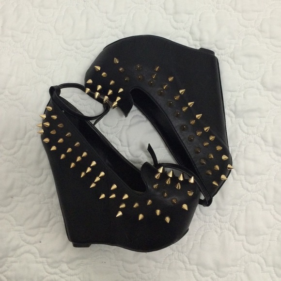 Privileged Sakina Spiked Wedge