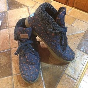 ⚡️⚡️FLASH SALE ⚡️⚡️size  8 Toms❤️