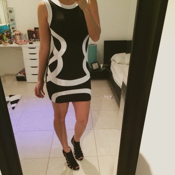 SALE ๐ Black & White Sexy Dress - Picture 4 of 4