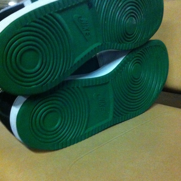 Nike - Picture 3 of 4