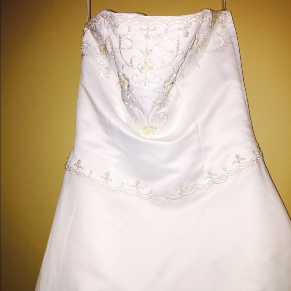 Never worn Wedding Dress - Picture 2 of 4