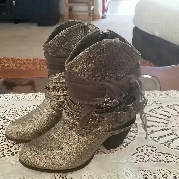 Pretty Boots - Picture 2 of 3