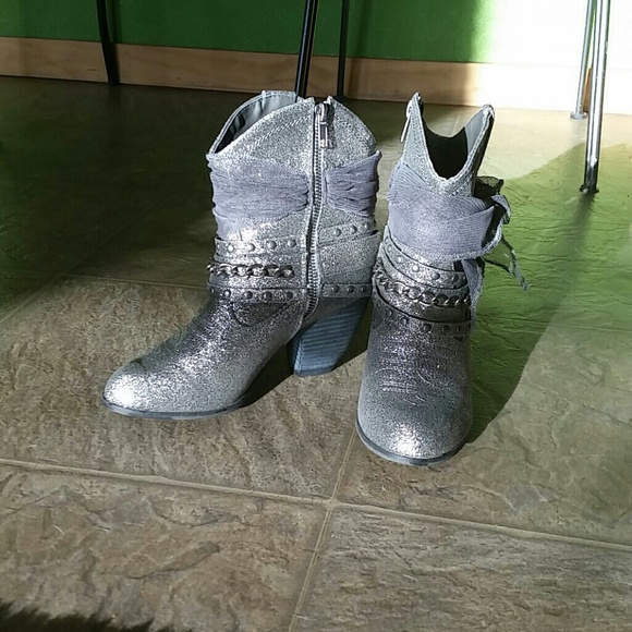 Pretty Boots - Picture 3 of 3