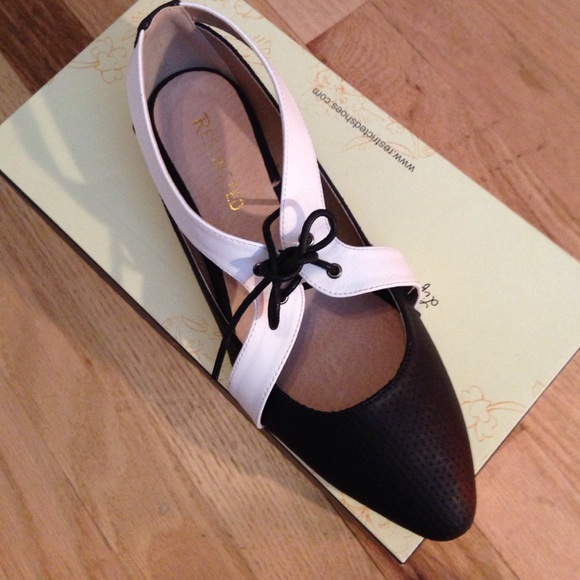 Restricted color block flat