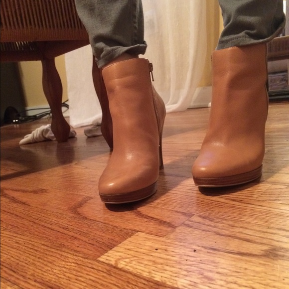 Classy camel leather platform ankle boots