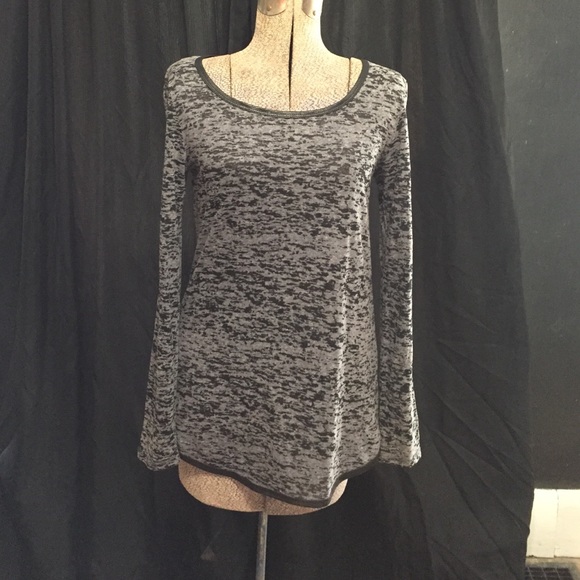 Very stylish long sleeve shirt.